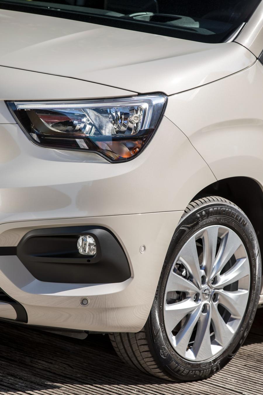 Детали экстерьера Opel Combo Life XL Turbo D 2018 года  (фото 28 из 30)